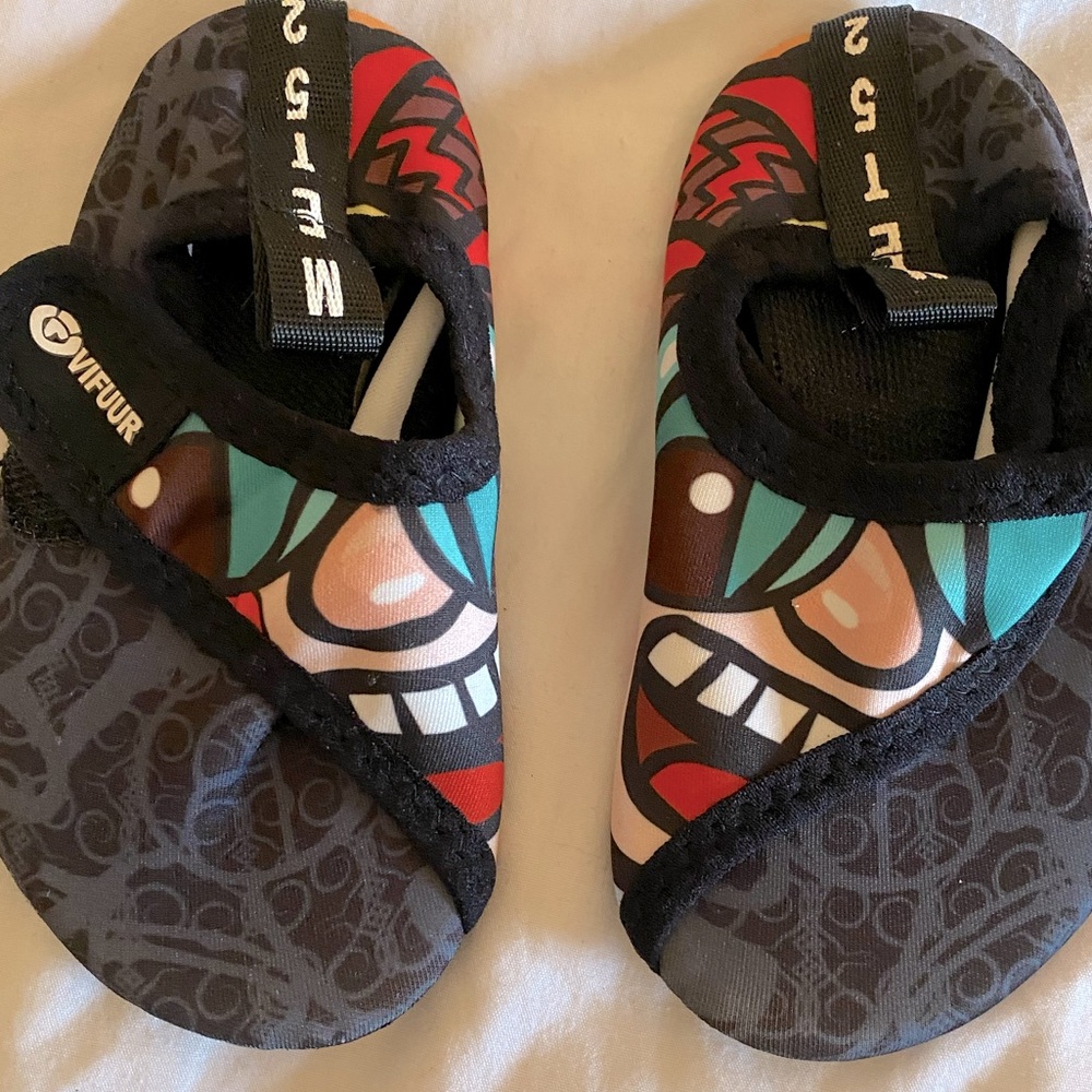 Brand new toddler Vifuur water shoes!